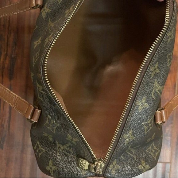 Louis Vuitton Brown Duffel Bag with Iconic Monogram Pattern and Leather Straps - Picture 3 of 4